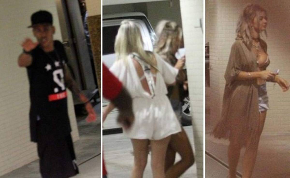 Neymar es captado con dos lindas rubias en el interior de un hotel