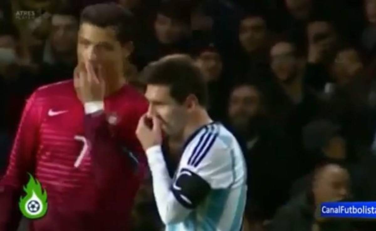 VIDEO: Cristiano Ronaldo y Messi bromean en pleno partido