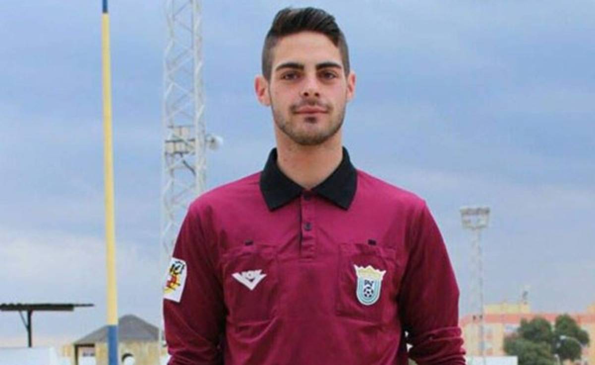 El único árbitro abiertamente gay de España dimite a causa de los insultos