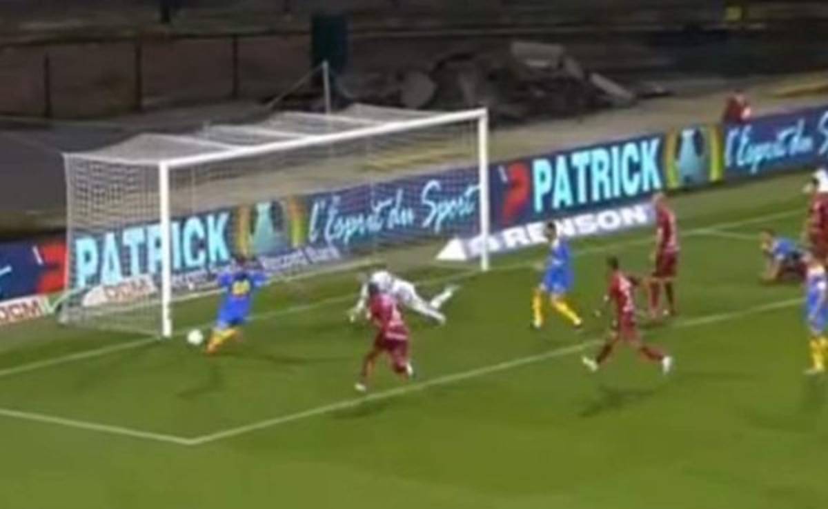 VIDEO: Jugador de la liga de Bélgica falla incríble oportunidad de gol