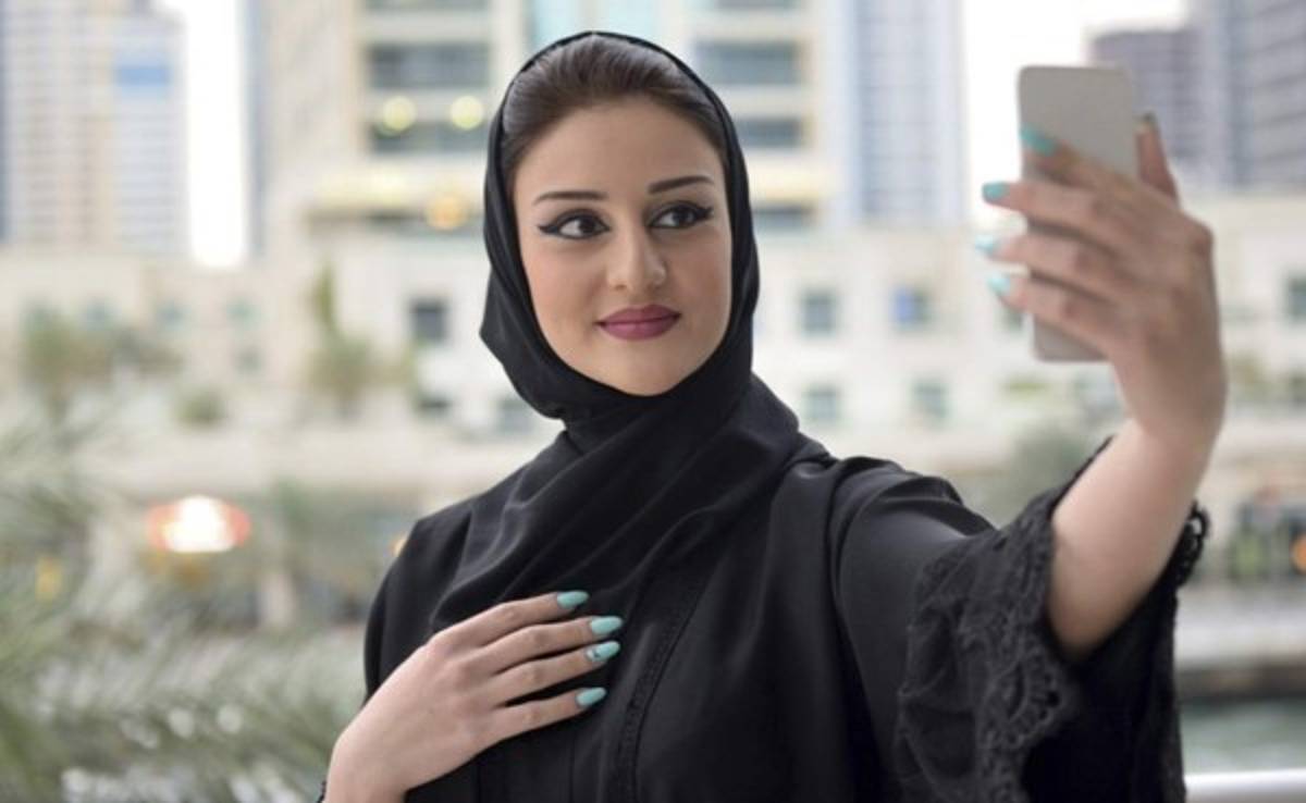 Arrestan a ocho modelos en Irán por publicar fotos sin velo