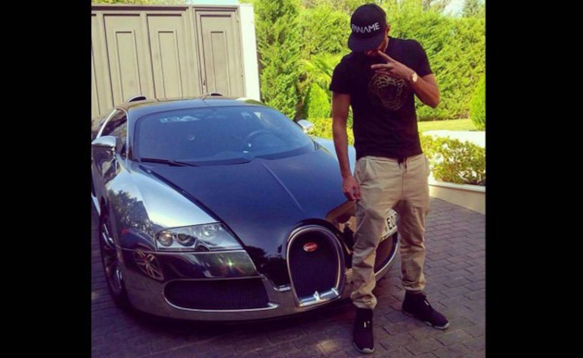 Benzema presume de su Bugatti Veyron de 2 millones