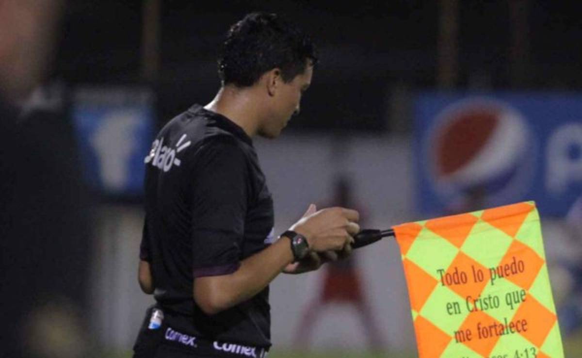 Edwin García, el árbitro asistente con mensajes bíblicos en su bandera