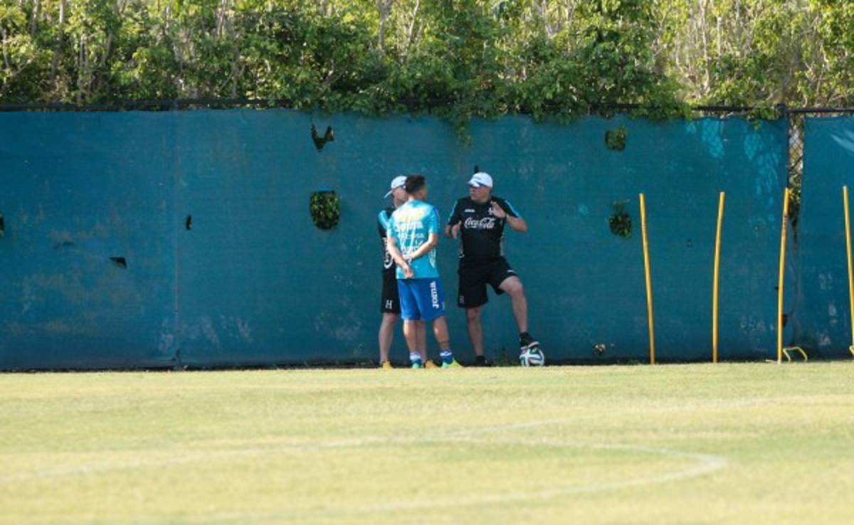 Luis Suárez se pone serio con Arnold Peralta  