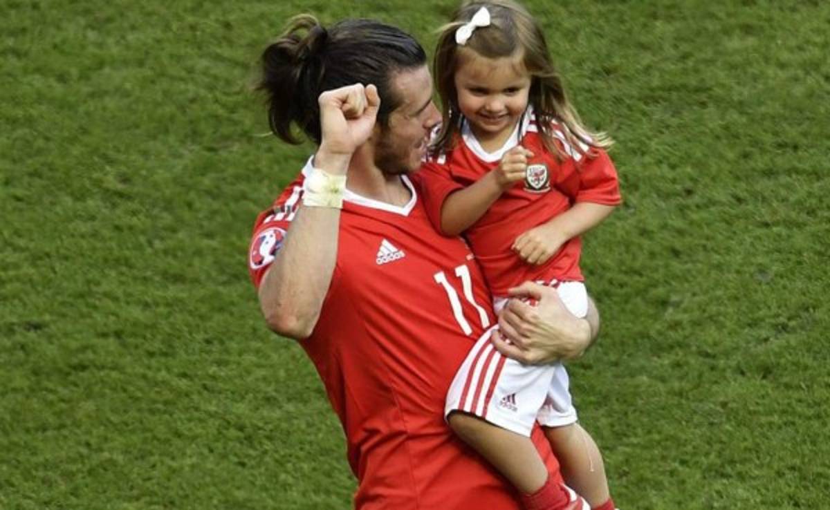 El tierno momento de Gareth Bale con su hija tras el triunfo ante Irlanda del Norte