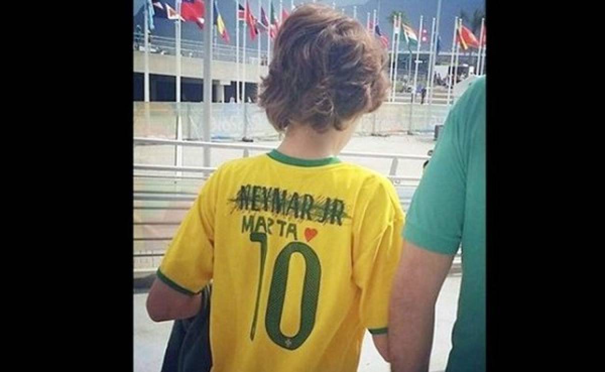 Niño brasileño borra nombre de Neymar en su camisa y escribe el de Marta