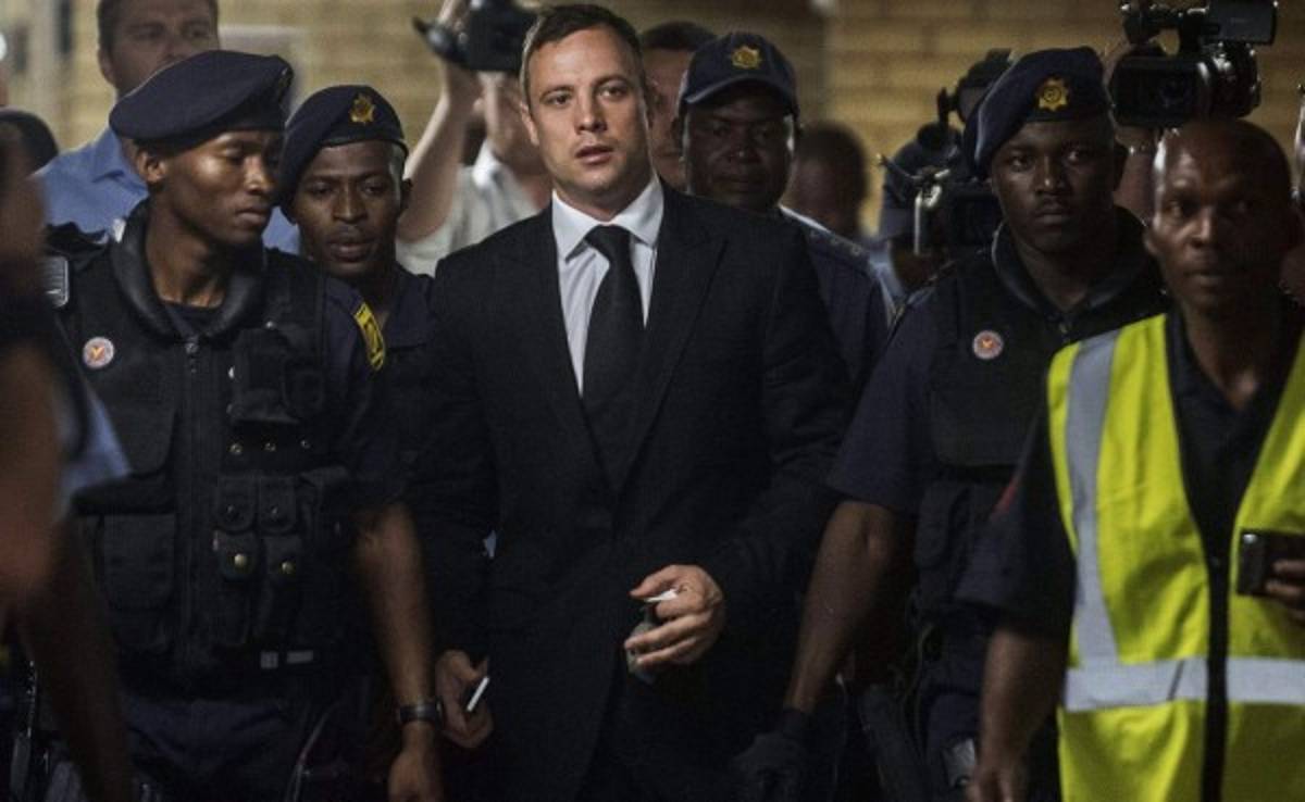 Oscar Pistorius es condenado a cinco años de cárcel por matar a su novia