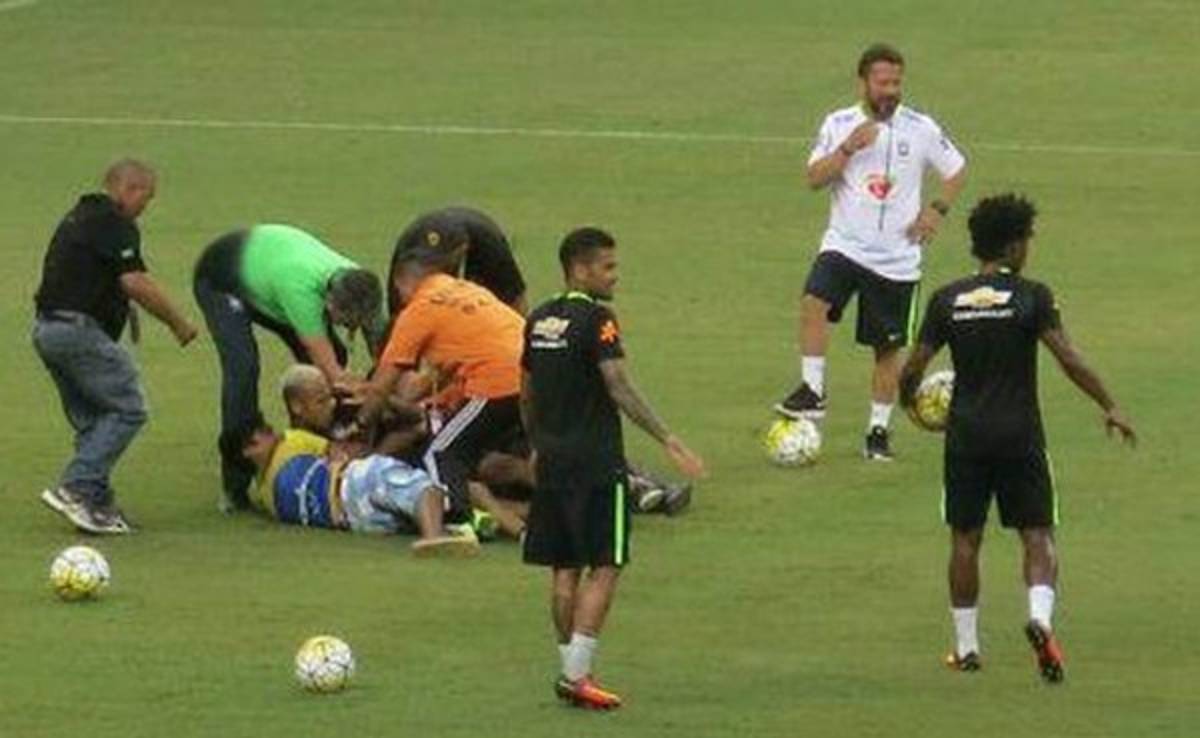 VIDEO: Neymar es lanzado al suelo por un aficionado que invadió el entrenamiento de Brasil