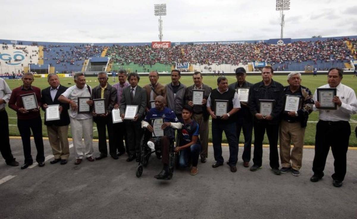 Liga Nacional rinde homenaje a futbolistas fundadores