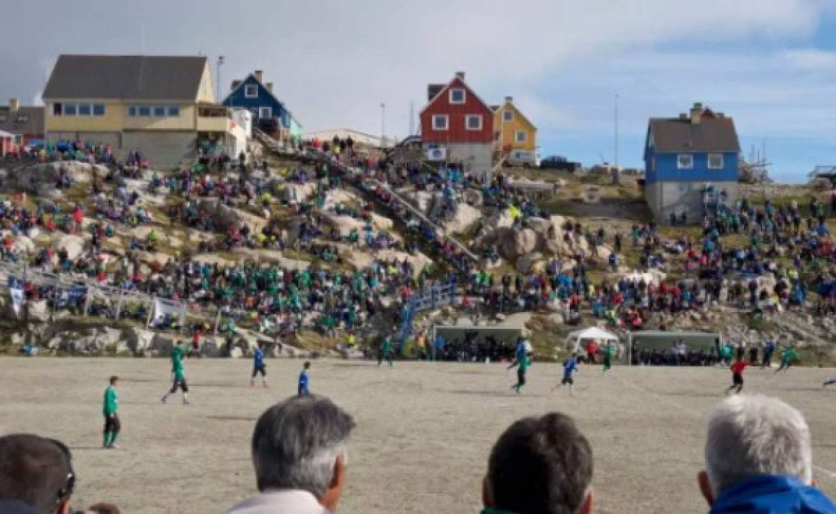 Así es el fútbol en Groenlandia: En medio de icebergs, ballenas y la temporada dura solo siete día