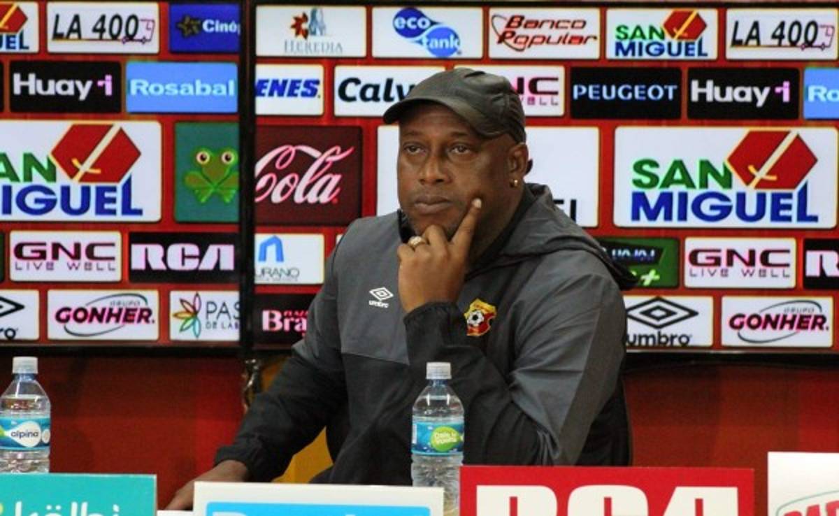 Hernán Medford explotó y no se guardó nada contra el arbitraje en Costa Rica