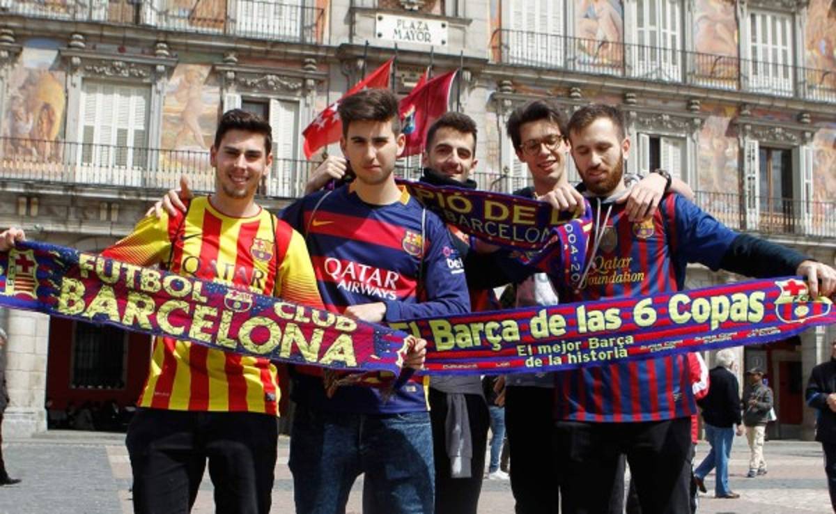 Aficionados del Barcelona ponen el ambiente previo al duelo contra el Atlético