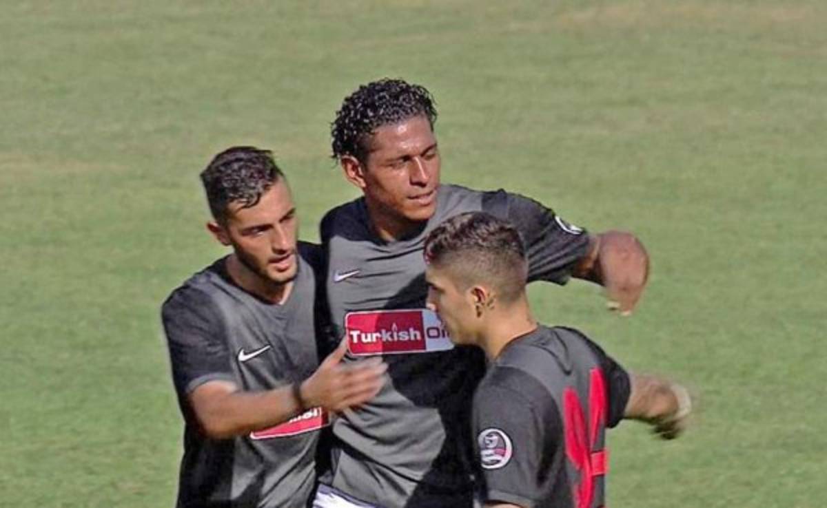 Las camisas que ha vestido Carlo Costly a lo largo de su carrera