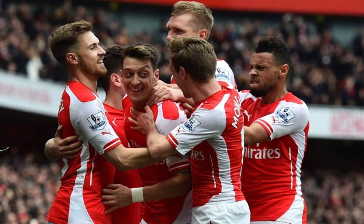 El Arsenal golea al Liverpool y sigue soñando con el título