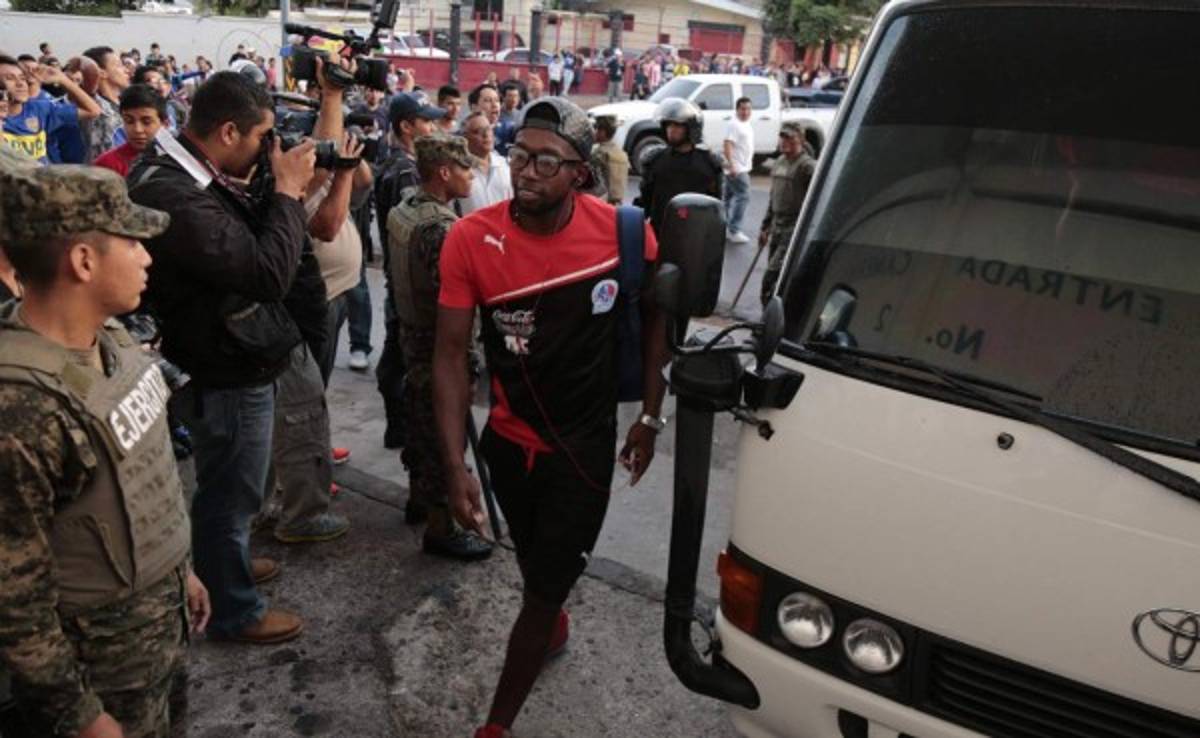 VIDEO: Aficionados de Motagua reciben con insultos a jugadores de Olimpia