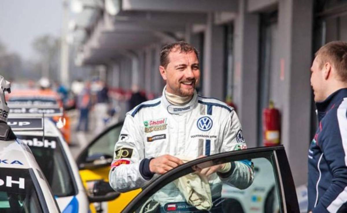 Ahora se dedica a las carreras de autos y escribió un libro donde le tira con todo a Messi, Cristiano y el Barcelona: 'Es falso y provocador'