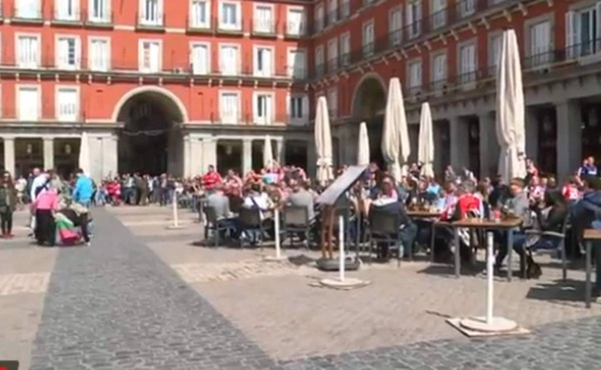 VIDEO: Aficionados del PSV humillan a mendigos de Madrid