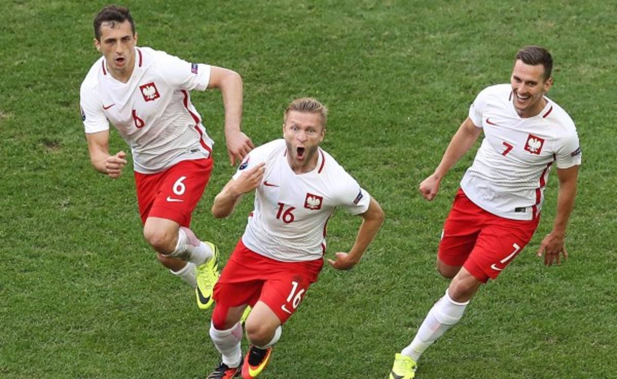Polonia clasifica y se medirá a Suiza, en el primer duelo de octavos ya confirmado