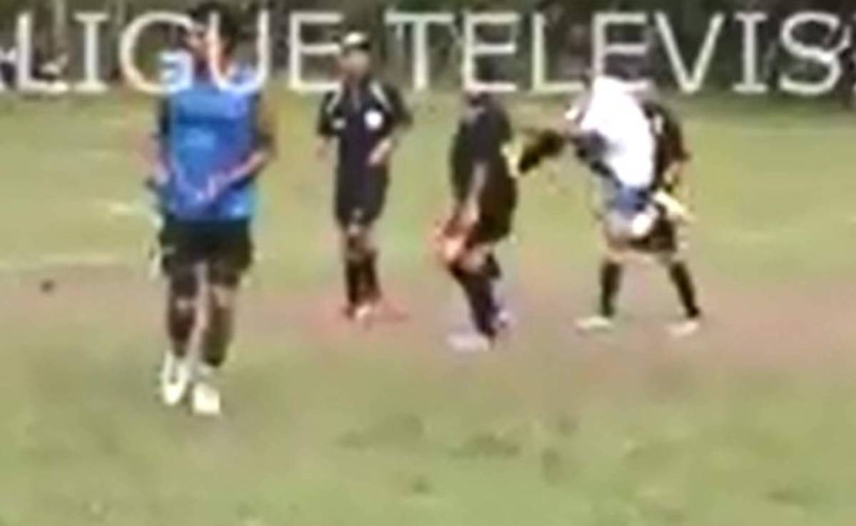 VIDEO: Brutal agresión de futbolista a árbitro en tercera división de Honduras