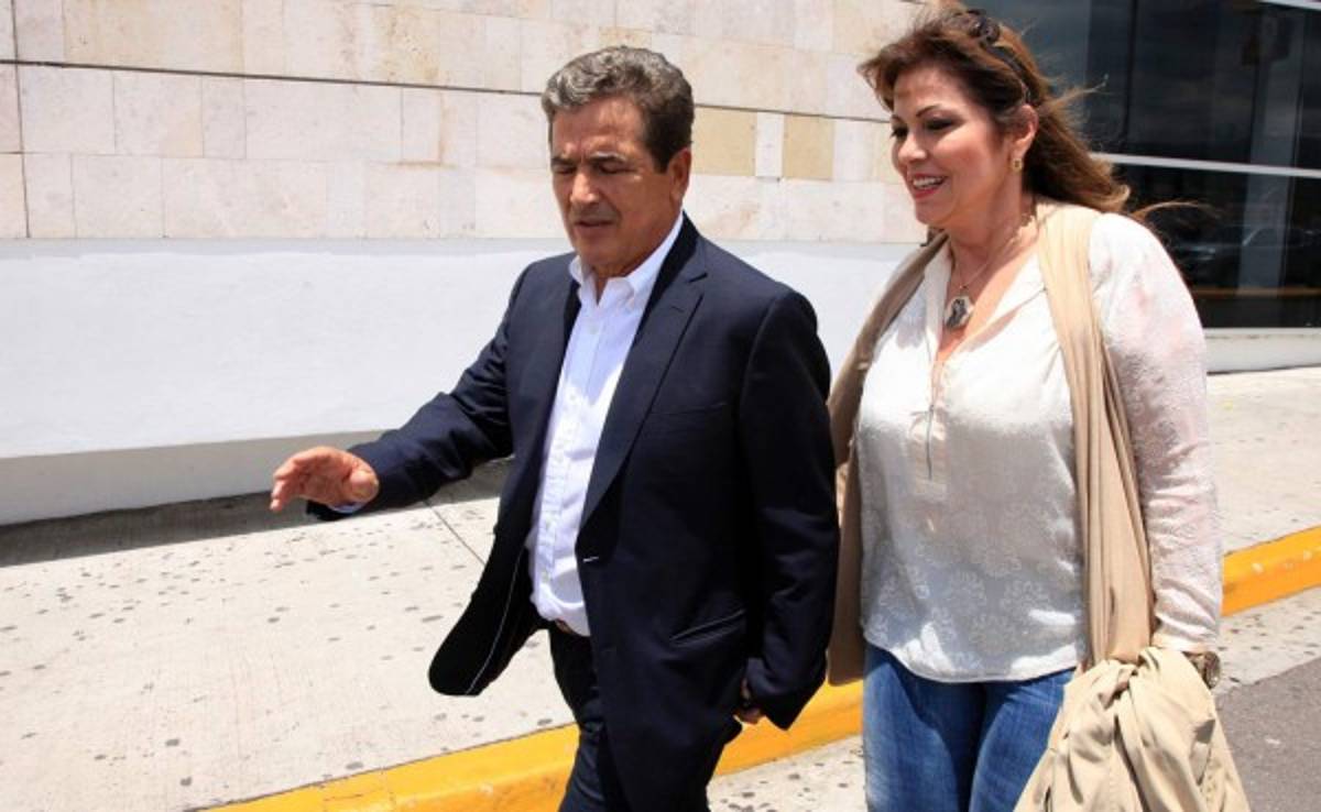 Claudia Uribe, esposa de Jorge Luis Pinto llega a Honduras