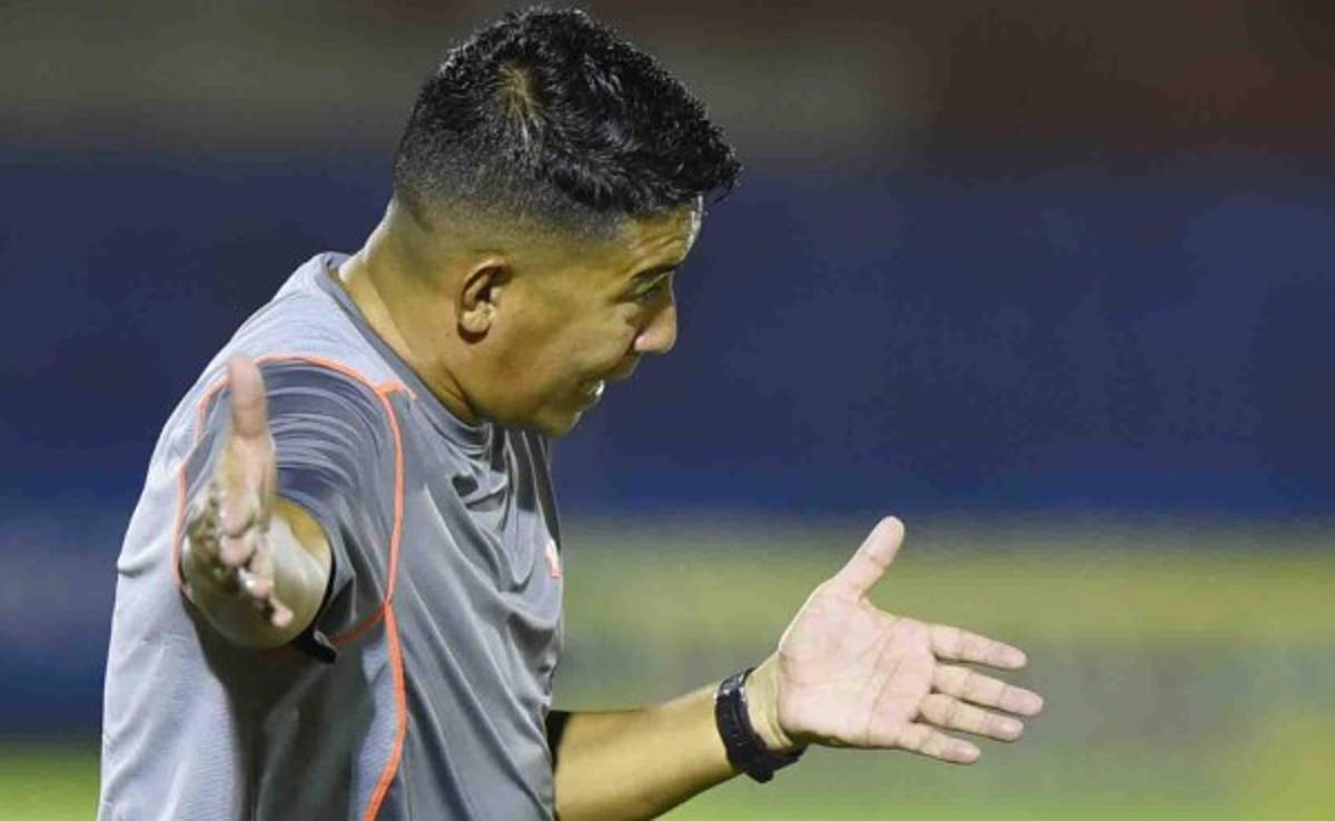 Elvin López, técnico del Vida: 'Estoy haciendo burbujas donde no hay agua'