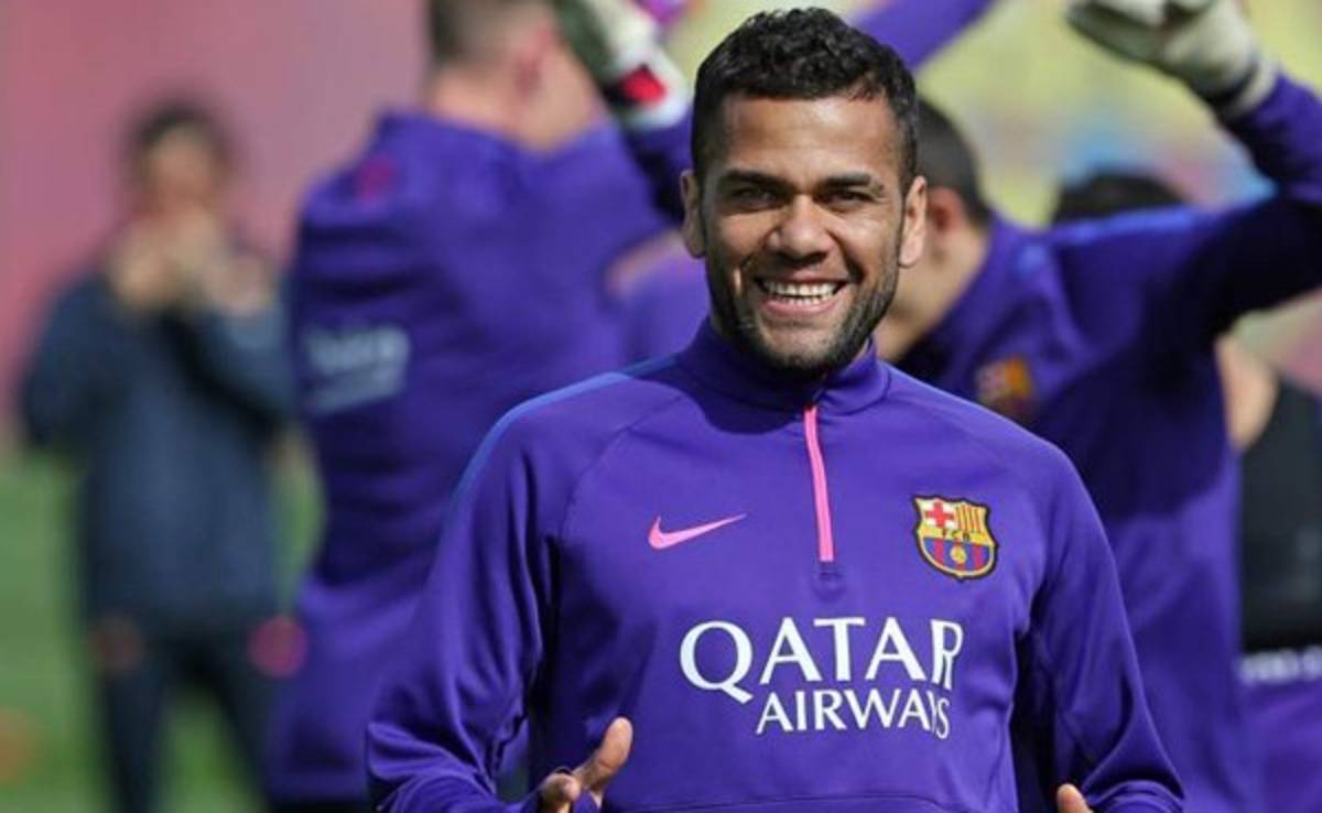 Representante de Dani Alves asegura que oferta del Barcelona 'es inferior'