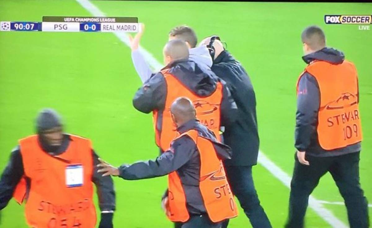 Un espontáneo salta al campo en París y abraza a Cristiano Ronaldo