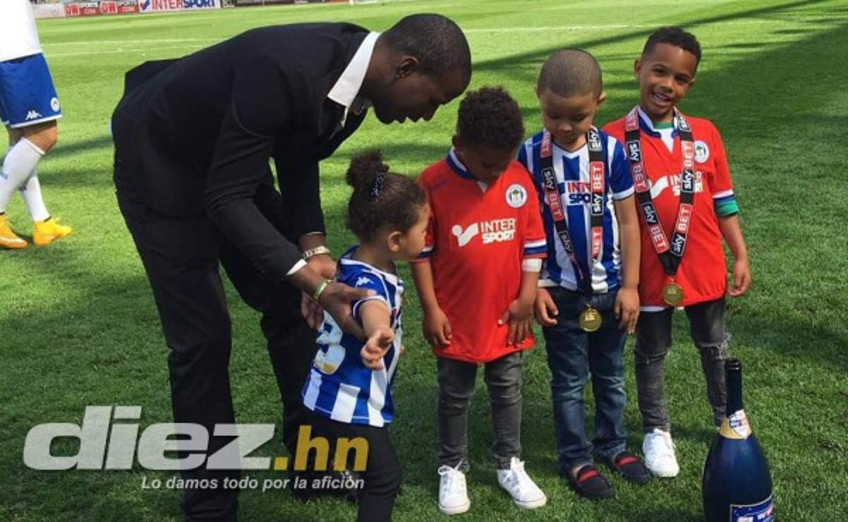La celebración del Ascenso del hondureño Juan Carlos García con el Wigan