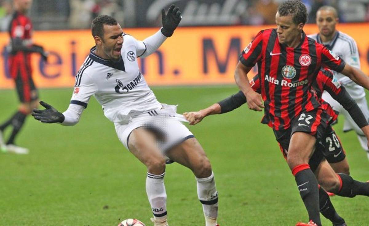 Jugador de la Bundesliga enseña de más durante partido