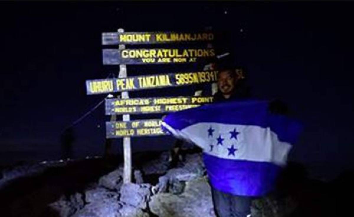 Roger Espinoza y su aventura en África escalando la montaña Kilimanjaro