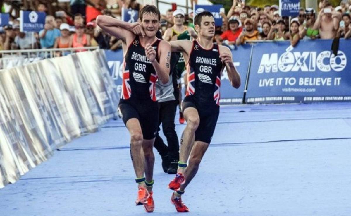 VIDEO: El conmovedor gesto de dos hermanos que se ayudan para llegar a la meta