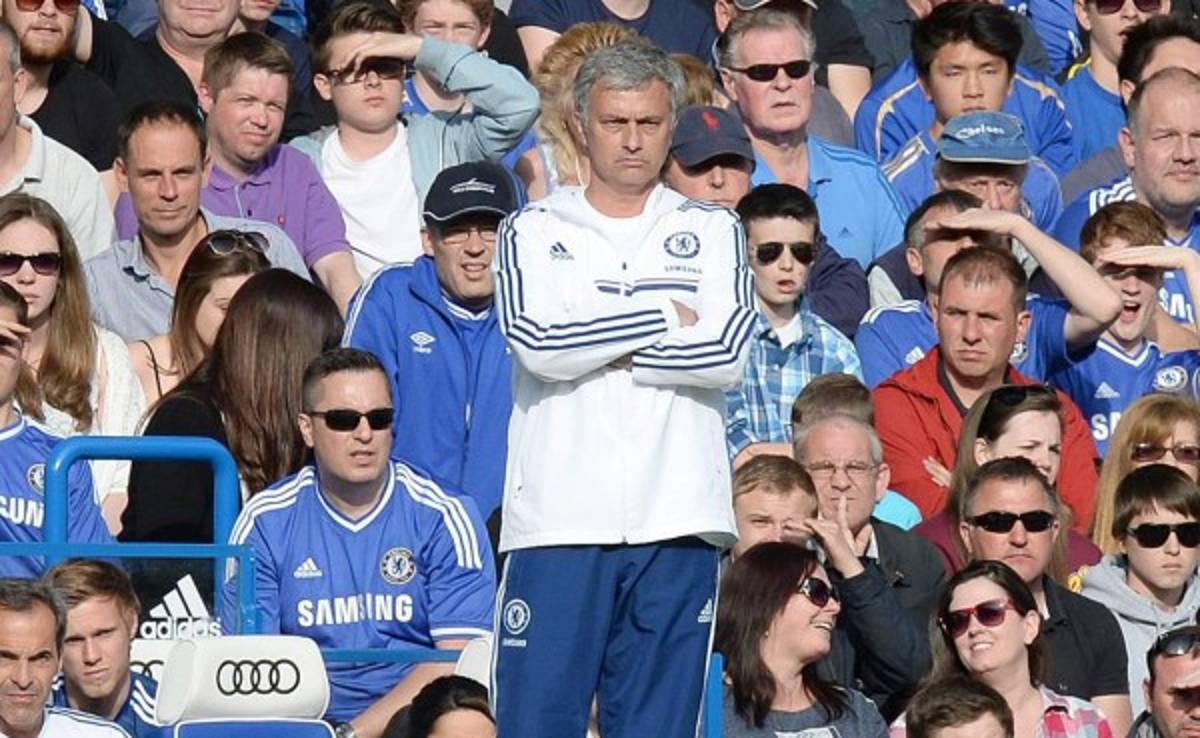 Federación inglesa multa a Mourinho por 'felicitar' a árbitro