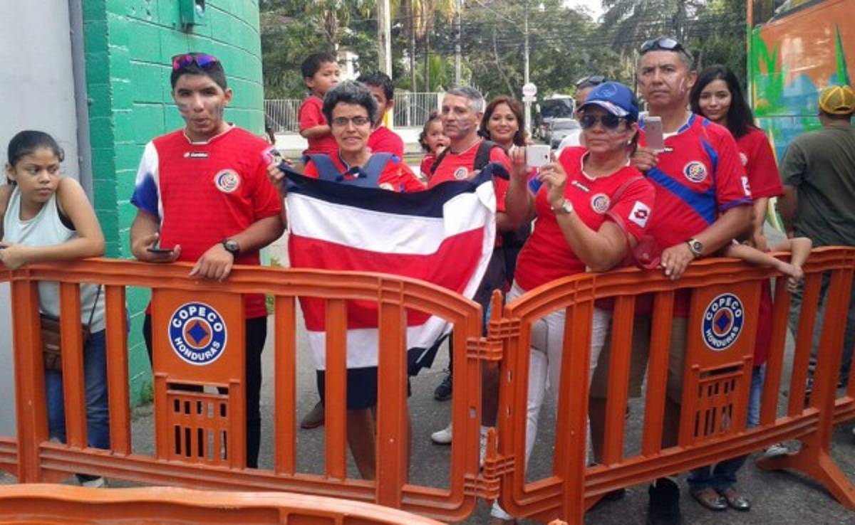 Aficionados ticos hicieron un mini carnaval en San Pedro Sula