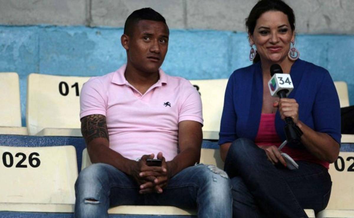 Periodista hondureña de Univisión realiza reportajes de la Selección