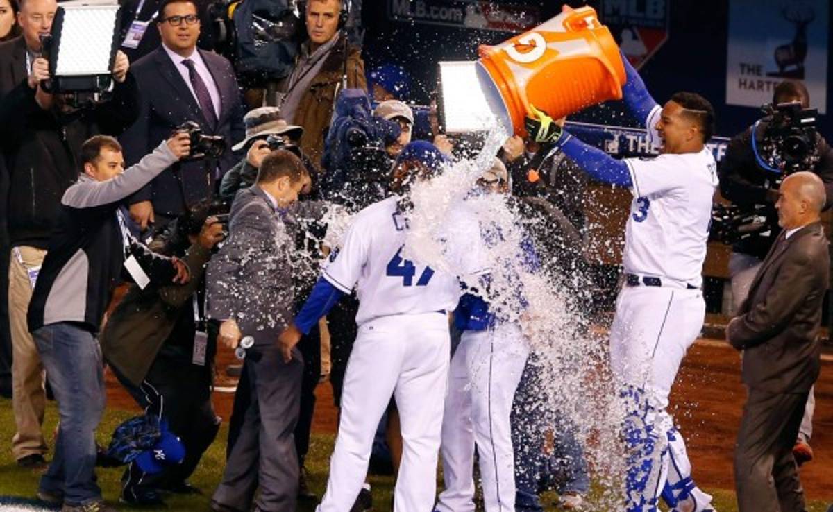 Reales vencen a los Mets y se van al frente 2-0 en la Serie Mundial de béisbol