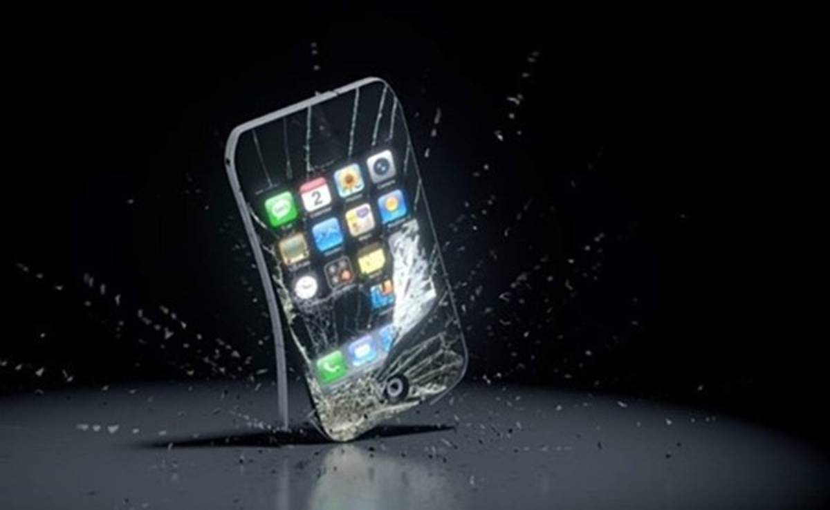 VIDEO: Con escopetazos, mujer destruye iPhone de su hijo