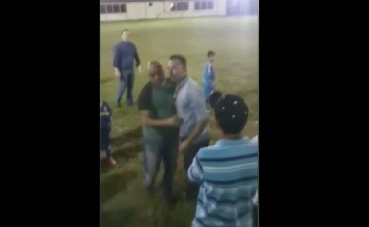 VIDEO: Polache desata polémica por pelea en cancha de fútbol