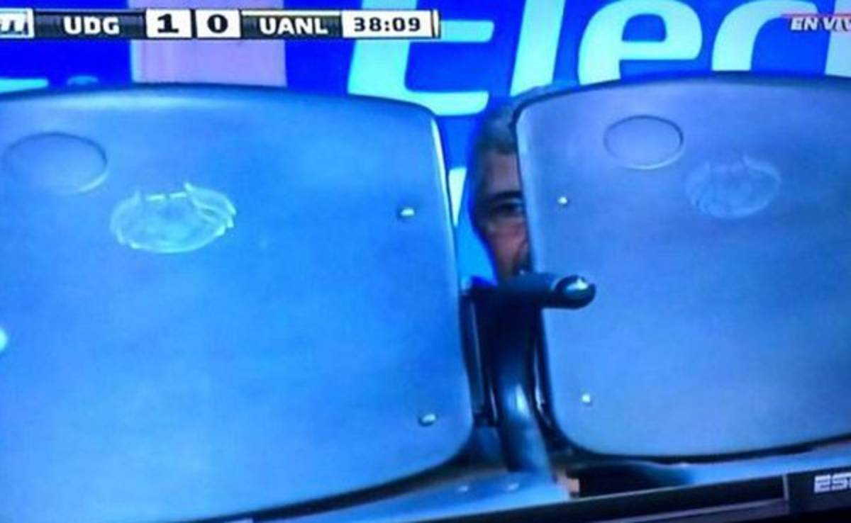 Al 'Tuca' Ferreti lo expulsan pero se esconde atrás de los asientos