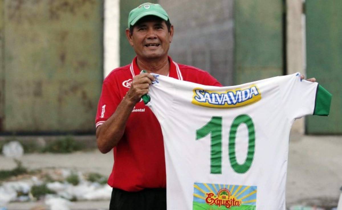Rambo de León regala su camiseta a Hermelindo Cantarero por el Día del Padre