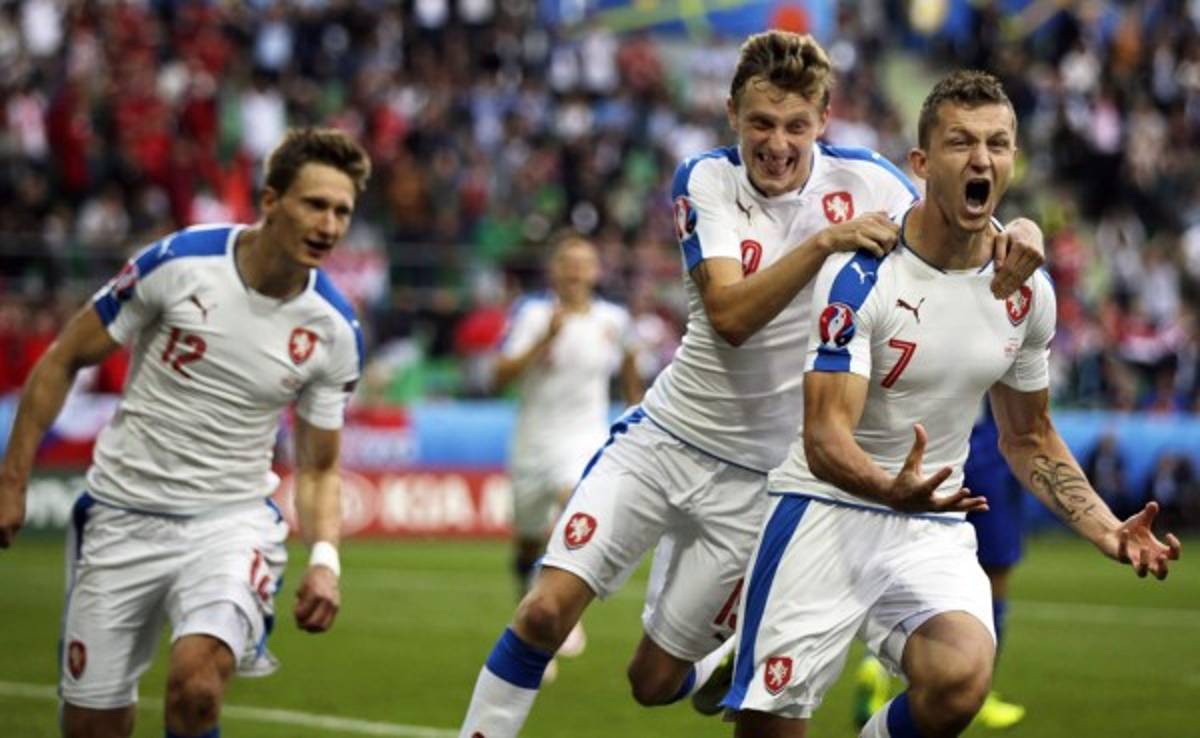 Croacia y República Checa empatan a dos goles en partido accidentado