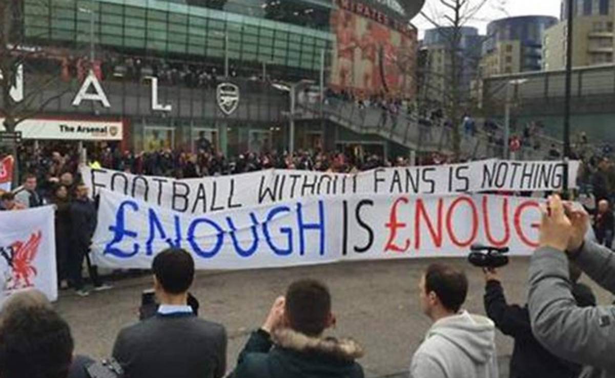 Aficionados de Arsenal y Liverpool protestan por aumento de precios