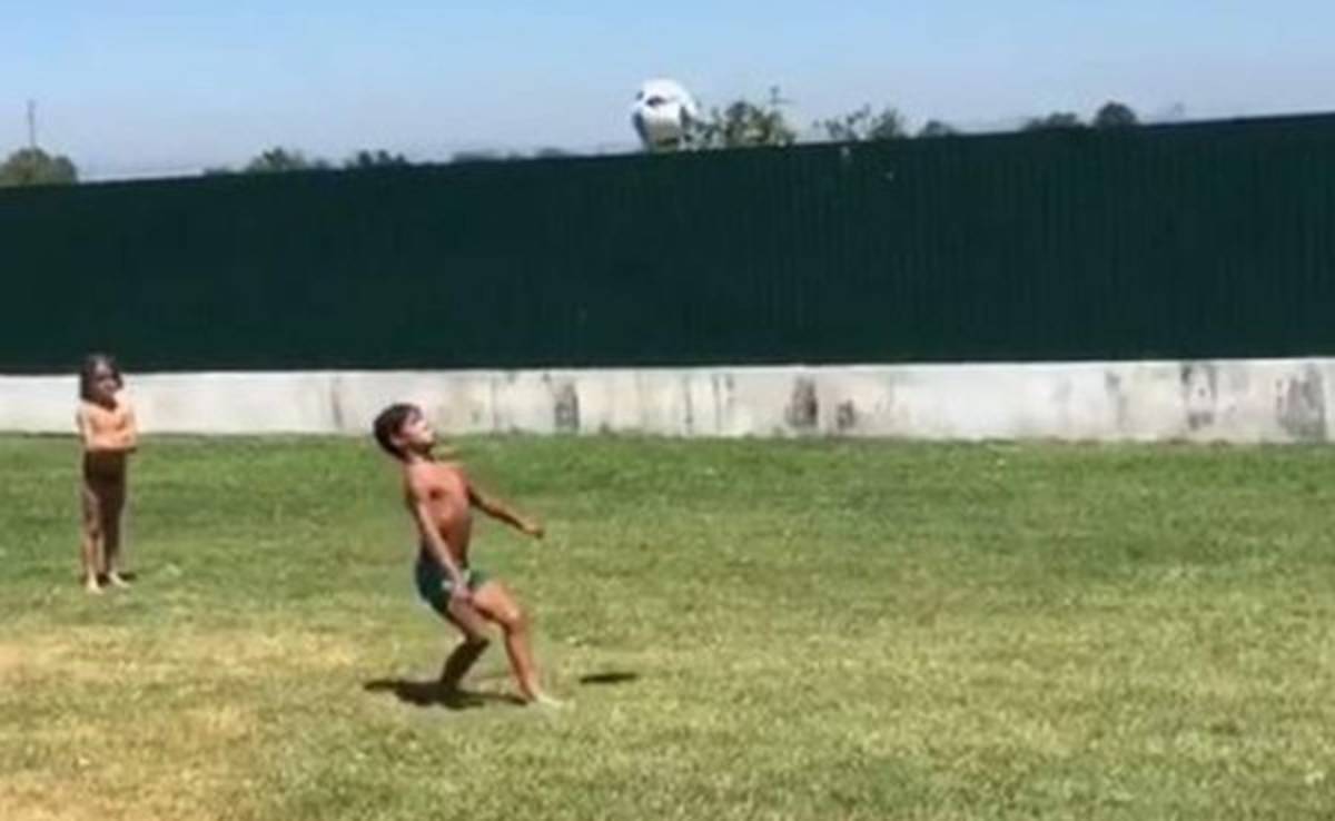 VIDEO: Cristiano Jr. se luce marcando un espectacular golazo frente a su padre