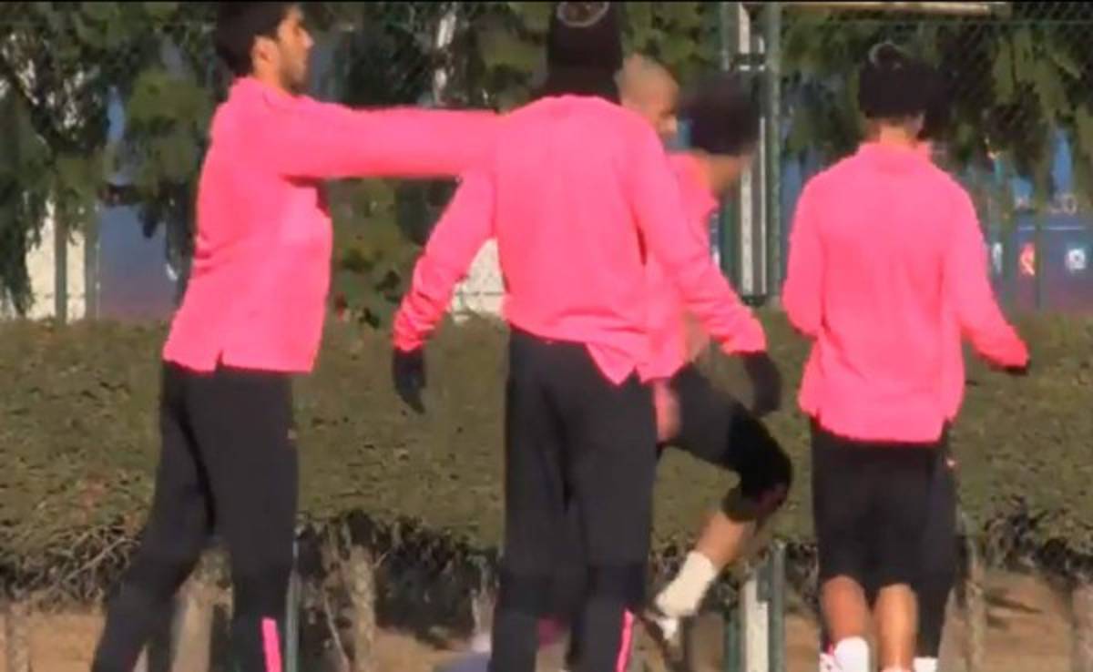 VIDEO: Uruguayo Luis Suárez le da tremendo empujón a Neymar