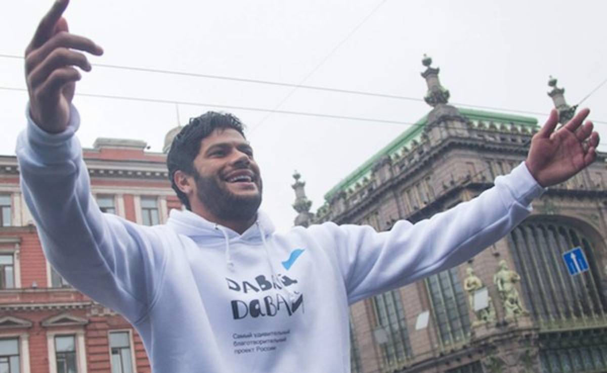 Hulk baila 'Ai se eu se te pego' por una buena causa en Rusia