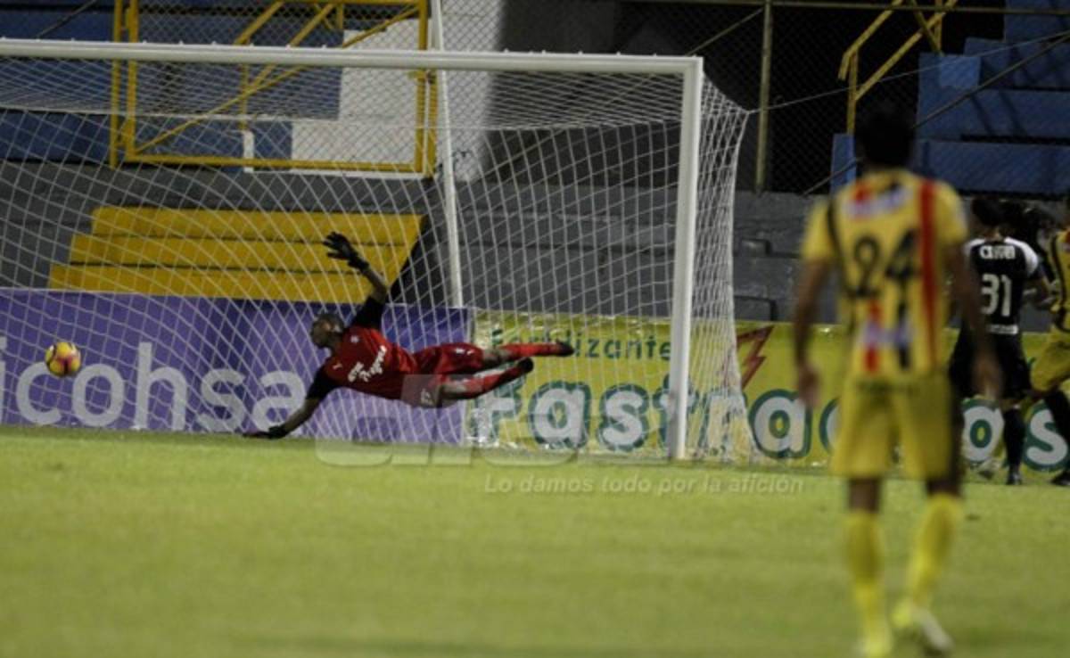 NO VISTE EN TV: El festejo de Platense y Diego Vazquez terminó bañado
