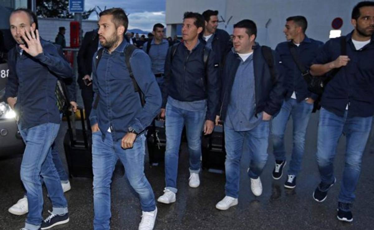 Recibimiento de 'campeones, campeones' al Barcelona en Granada