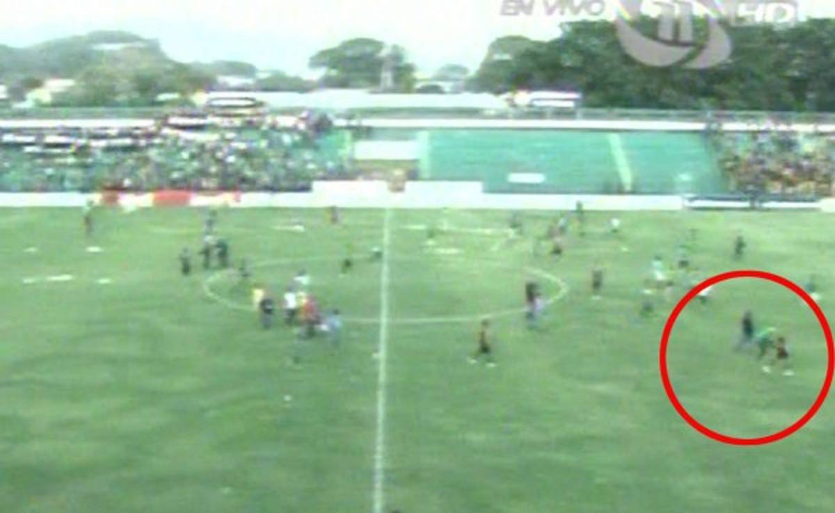 VIDEO: Aficionado agrede brutalmente por la espalda al Palomo Rodríguez