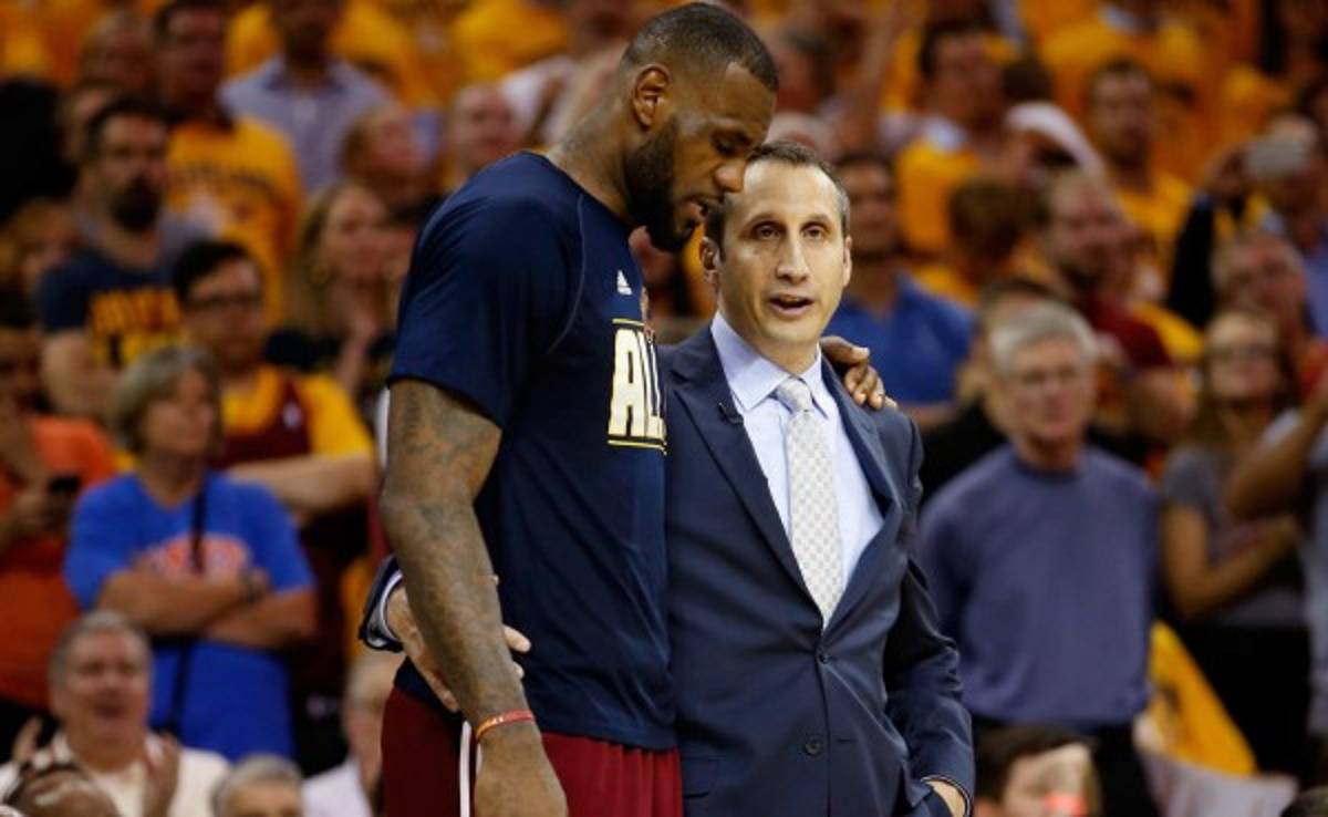 Lo Cavaliers de LeBron James despiden a su entrenador David Blatt