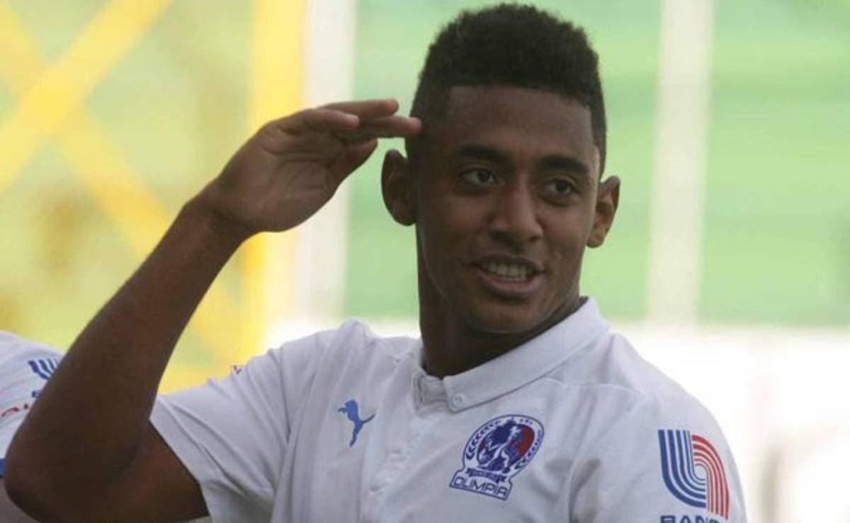 Afición olimpista molesta con el 'Choco' Lozano por fallar penal ante Herediano