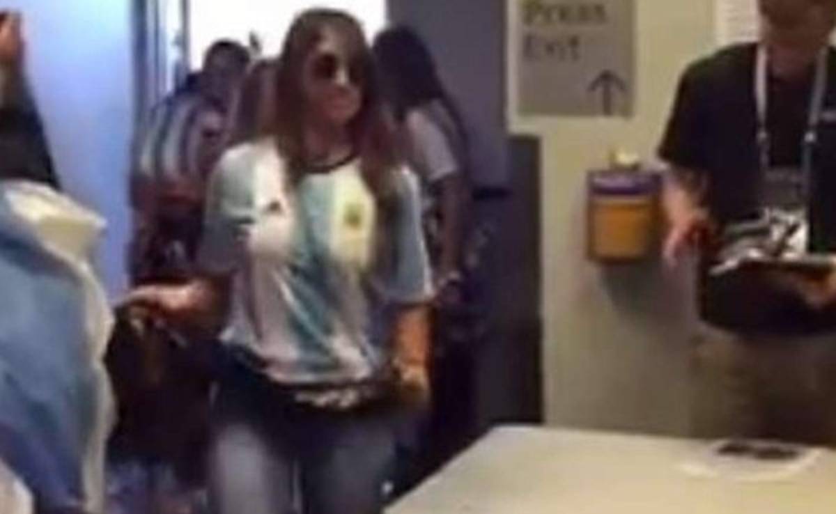 VIDEO: Antonella Rocuzzo y Thiago llegaron a apoyar a Messi